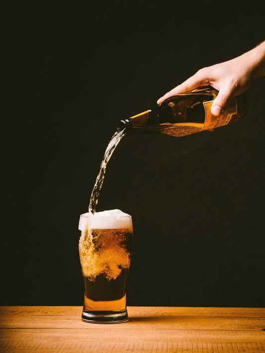 瓶からグラスに注がれるビール