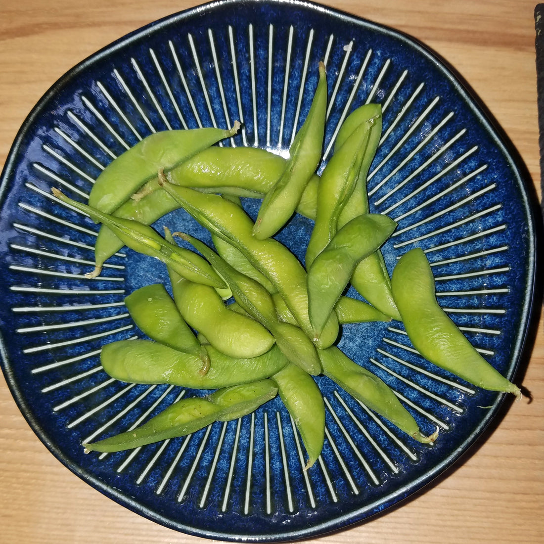 青い皿に盛られた枝豆