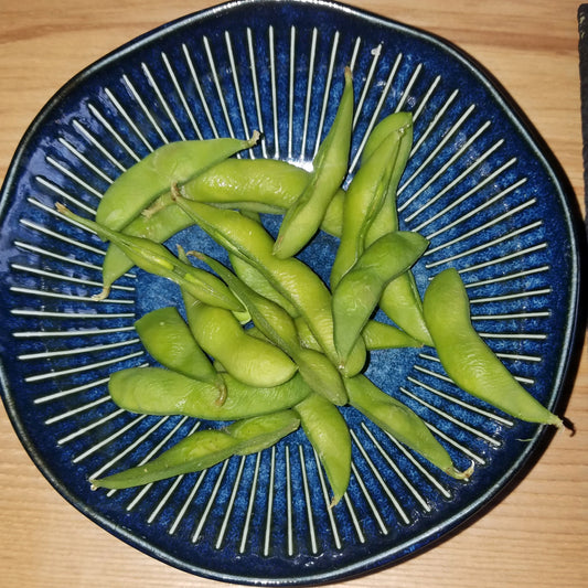 青い皿に盛られた枝豆
