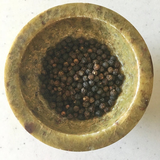器に入った黒胡椒の粒