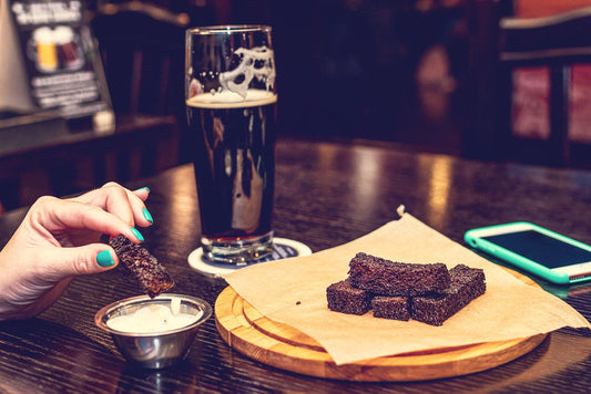 飲み会のテーブルに置かれたビールとおつまみ