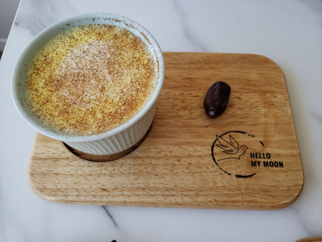 カフェで提供されるゴールデンターメリックラテ